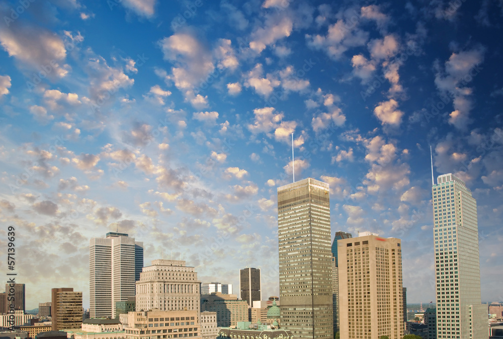 Obraz premium Montreal skyline with beautiful sky colors - Canada