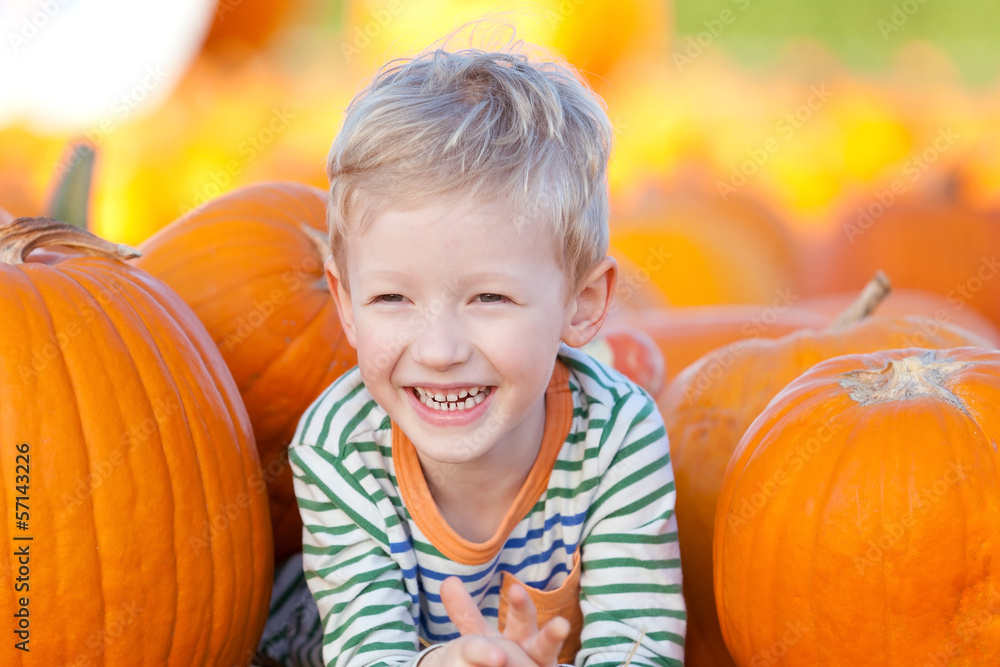 Naklejka premium kid at pumpkin patch
