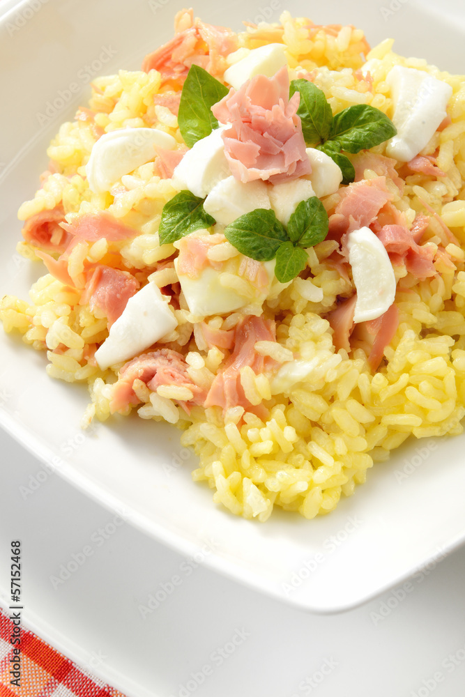 Risotto con prosciutto, mozzarella e uovo crudo
