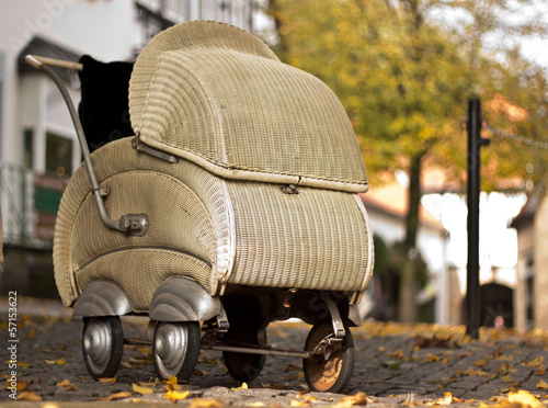 Nostalgischer Korbkinderwagen photo