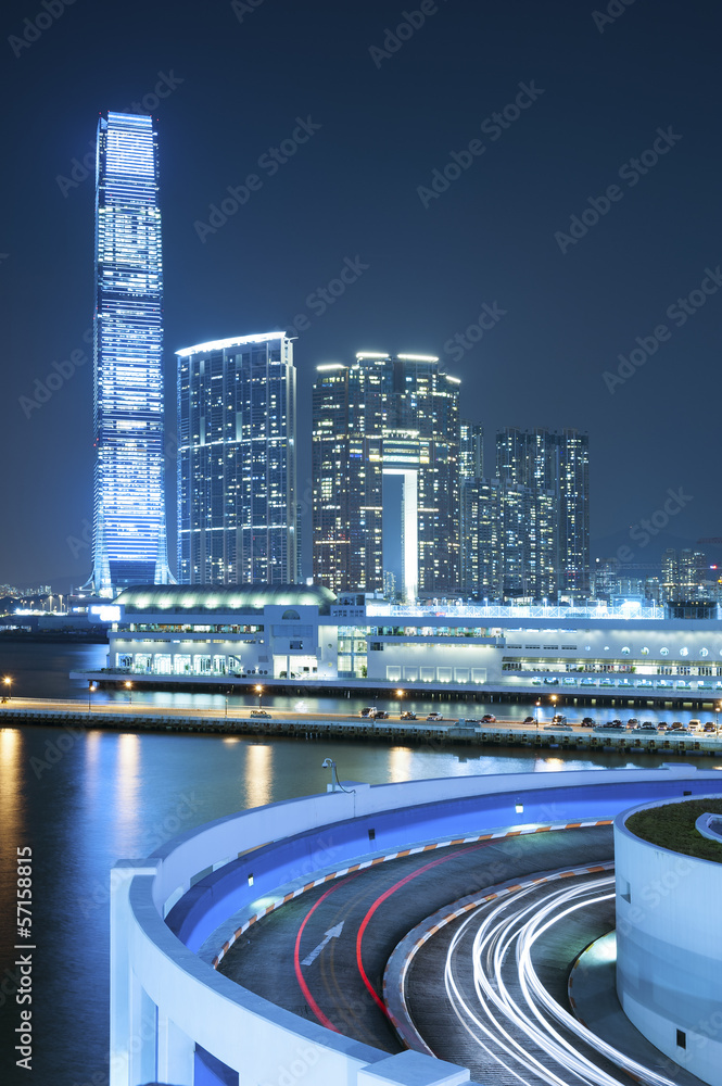 Fototapeta premium Traffic in Hong Kong at dusk
