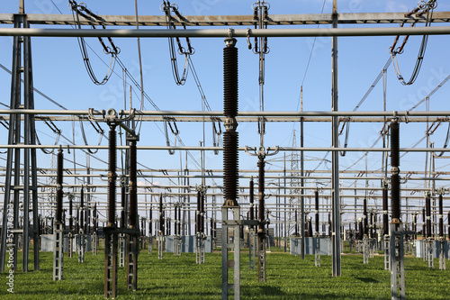 Umspannwerk für elektrischen Strom mit Transformatoren photo