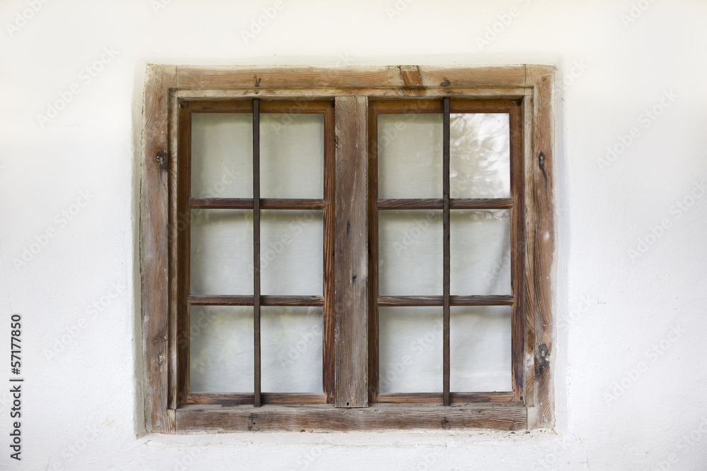 Altes Holzfenster auf weißer Wand