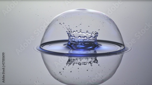 Wassertropfen fällt in Seifenblase