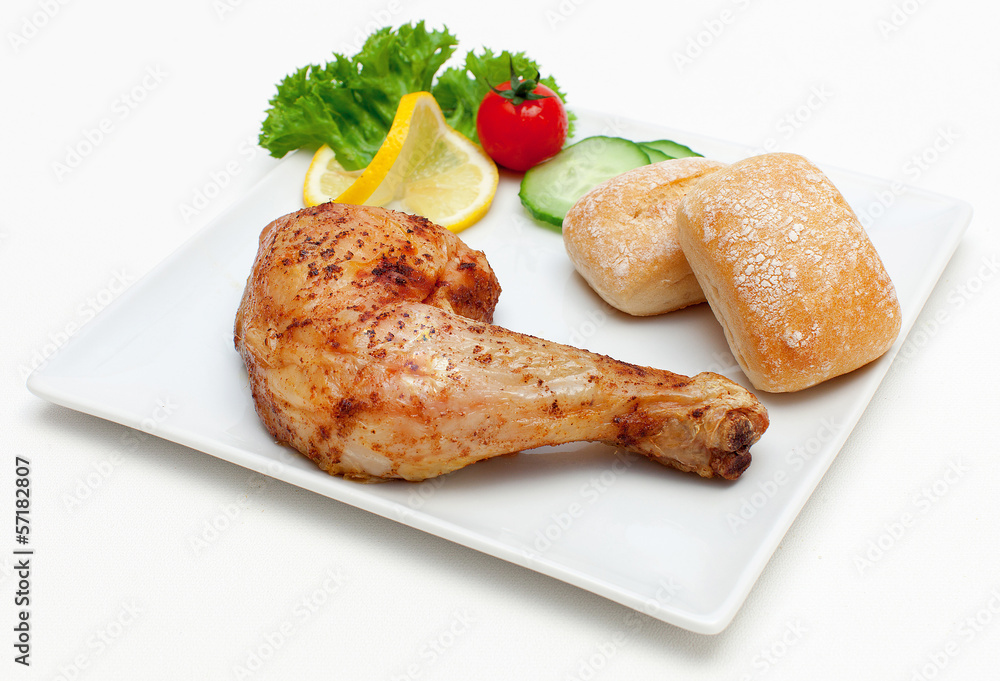 Gegrillte Hähnchenkeule mit Brötchen Gegrillte Hähnchenkeule mit Brötchen