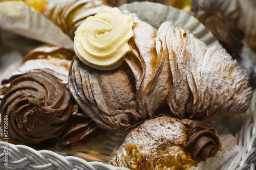 Sfogliatella (Blätterteig, Gebäck) im Korb photo