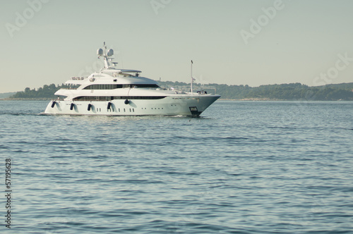 white yacht © aerogondo