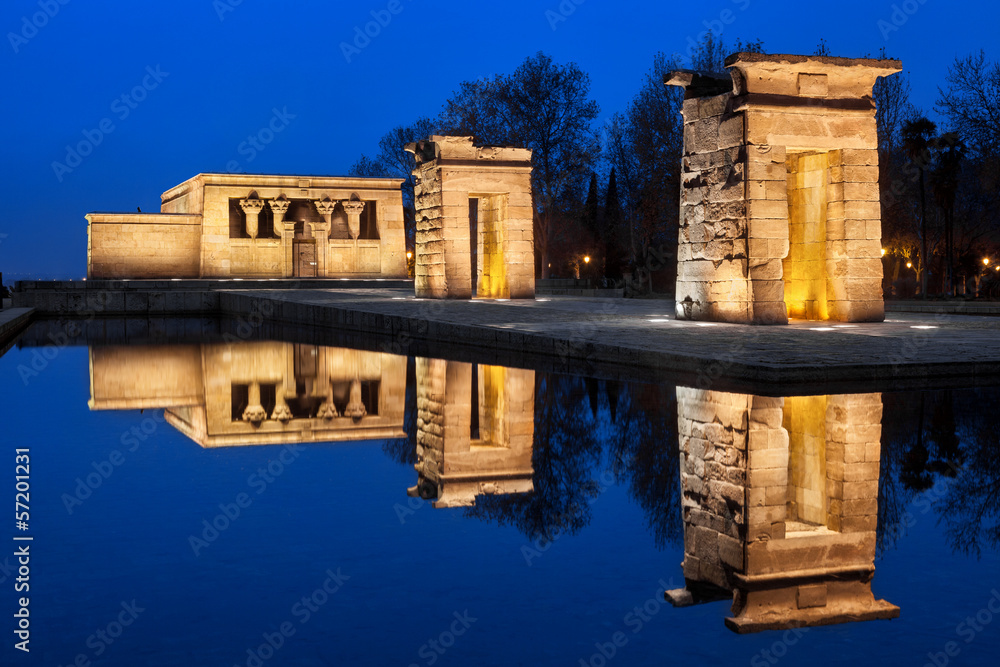 Obraz premium Debod. Egyptian temple in the city of Madrid at night, Spain.