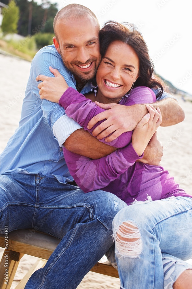 Naklejka premium Happy smiling middle-aged couple on a beach
