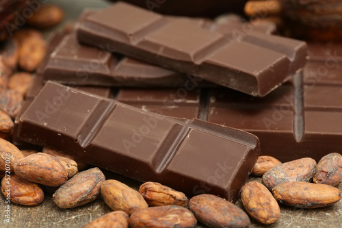 Schoko mit Kakaobohnen