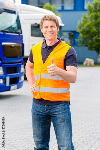 Foto Spediteur vor Lastwagen und LKW auf Depot