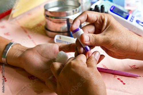 Hands of physicians to penetrate the blood to fingertips