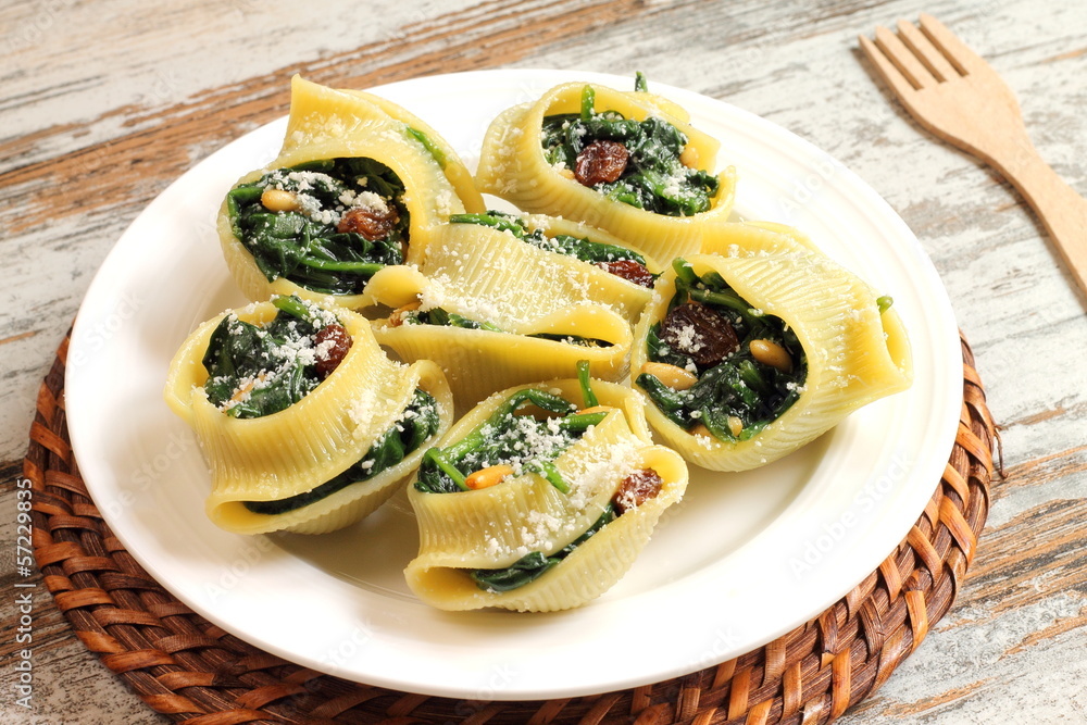Stuffed pasta shells with spinach, raisins and pine nuts Stuffed pasta shells with spinach, raisins and pine nuts
