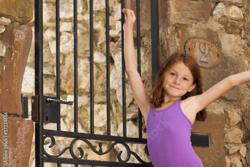 Jeune fille devant portail