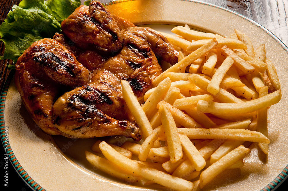 galletto alla griglia con patate fritte galletto alla griglia con patate fritte