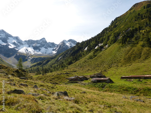 Alm mit Hütten im Hochtal der Alpen © by paul
