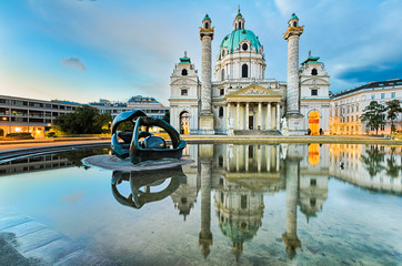 Plexiglas schilderij Wenen Karlskirche Wenen bij zonsopkomst  © Mapics
