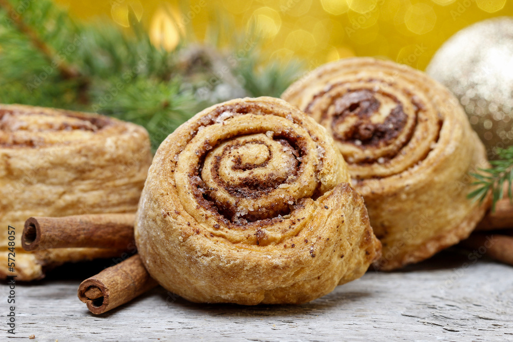 Fototapeta premium Cinnamon rolls in christmas setting