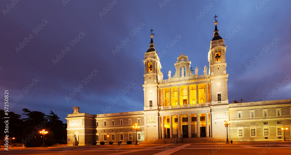 Obraz premium Almudena cathedral at Madrid in twilight time