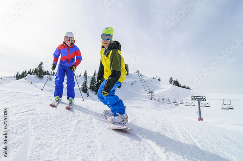 Snowboarder und Skifahrerin