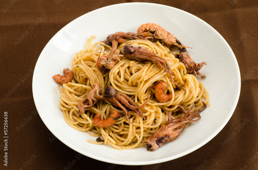Spaghetti con moscardini e gamberetti, cucina italiana