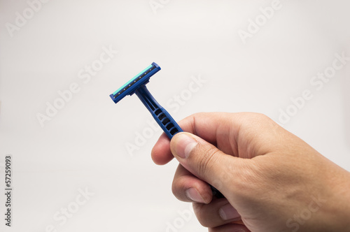 hands showing a razor