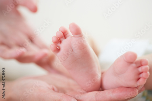 baby's feet © fox17