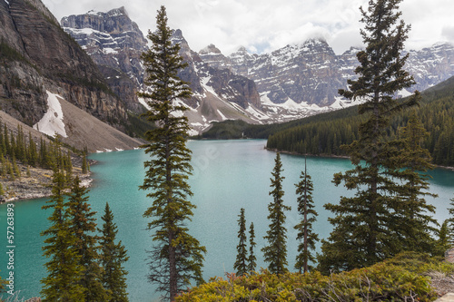 Fototapeta Naklejka Na Ścianę i Meble -  Moraine Lake, Banff National Park, Alberta, Canada