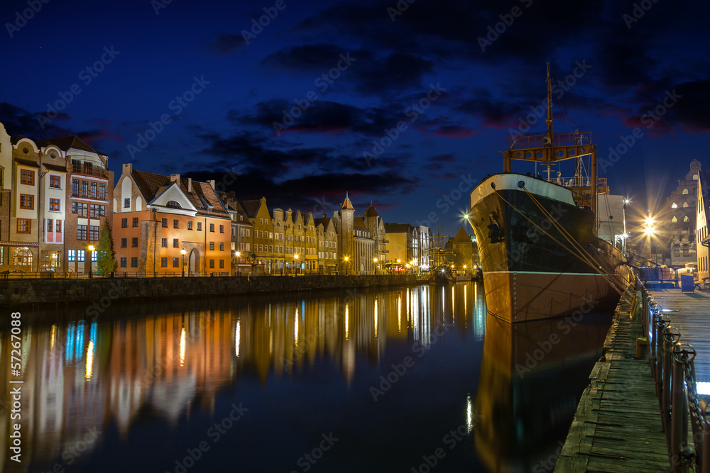 Fototapeta premium Night view - Motlawa river and Old Town in Gdansk, Poland.