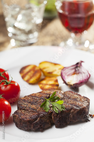 Gegrilltes Steak mit Petersilie auf einem Teller