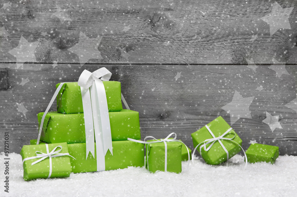 Grüne Geschenke für Weihnachten - Gutschein zum Fest Stock-Foto | Adobe  Stock