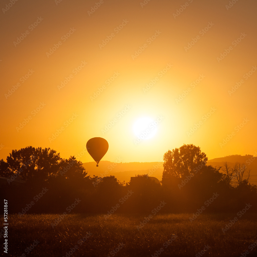 Fototapeta premium Hot air balloon at sunset