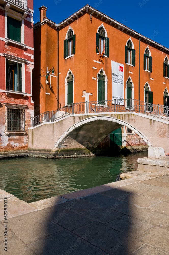 Pont et canal à Venise