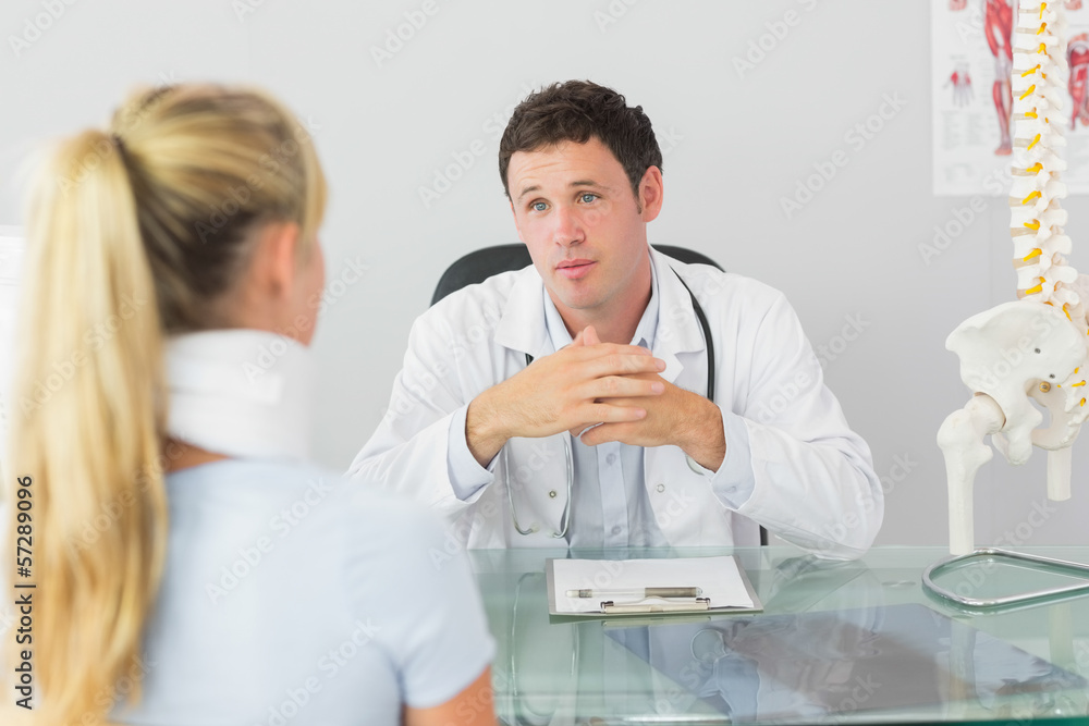 Obraz premium Concerned doctor having an appointment with a patient
