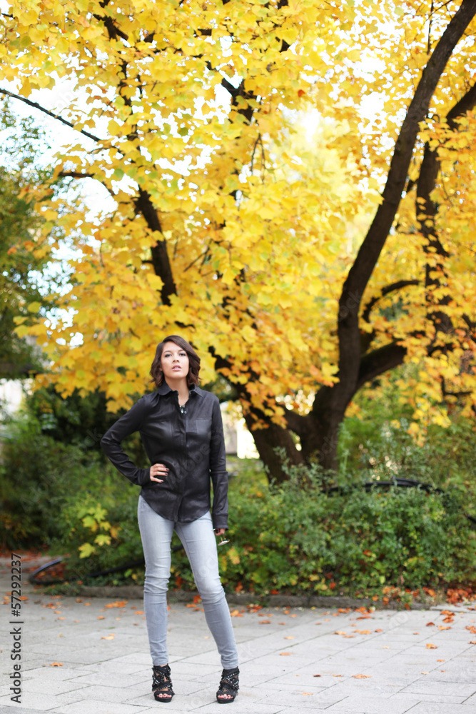 Fototapeta premium Frau in Herbstlandschaft