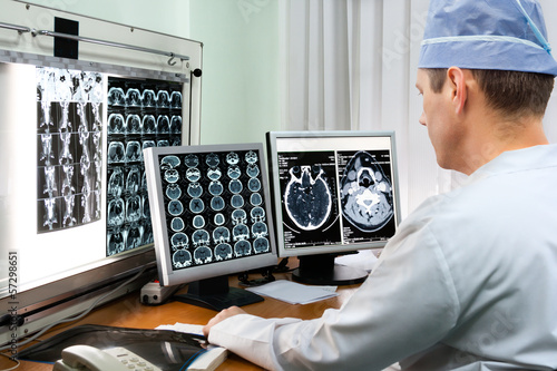 Fotografi Doctor examining x-ray images