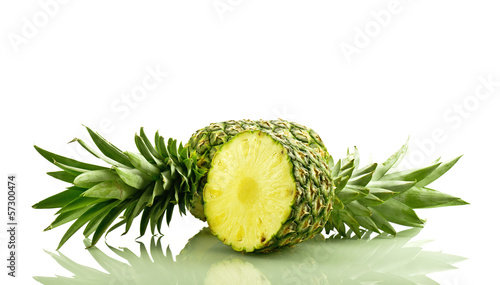 Ananasy na białym tle