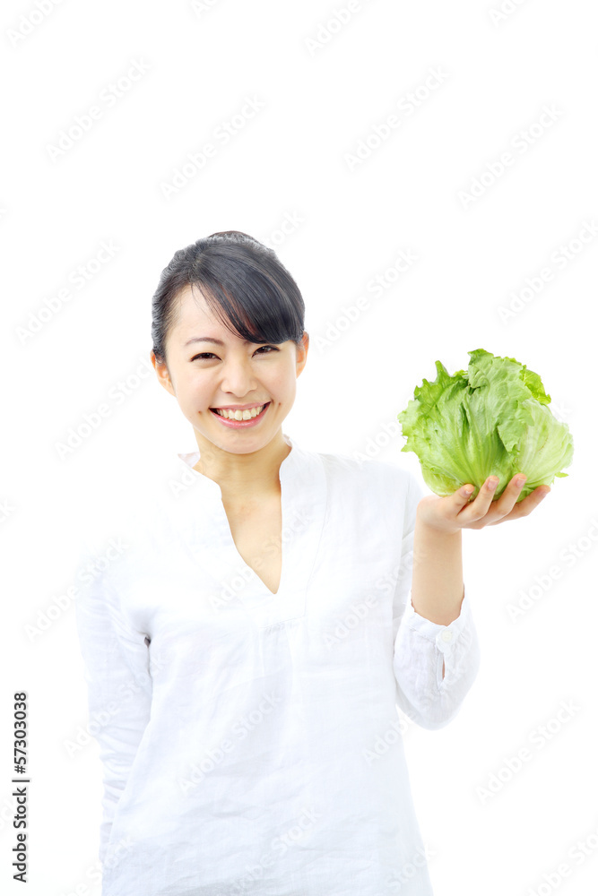 レタスを持つ女性