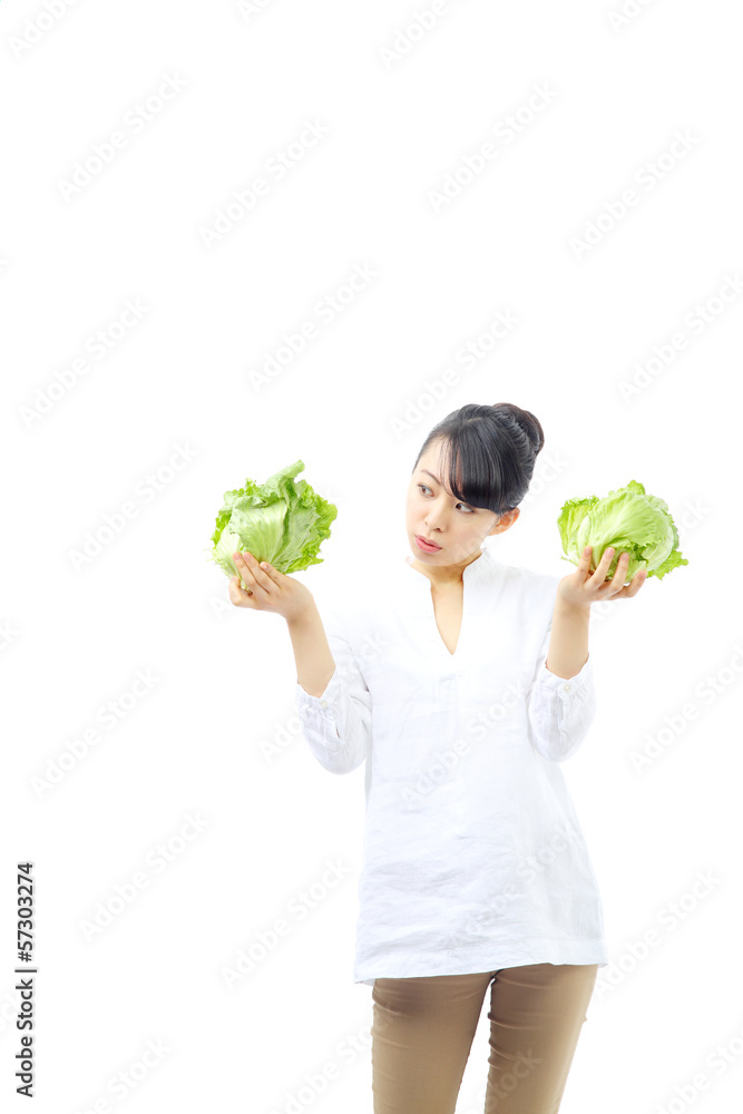 レタスを持つ女性 レタスを持つ女性