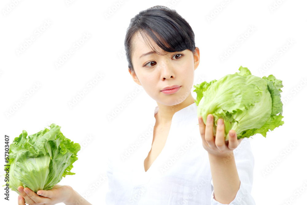 レタスを持つ女性