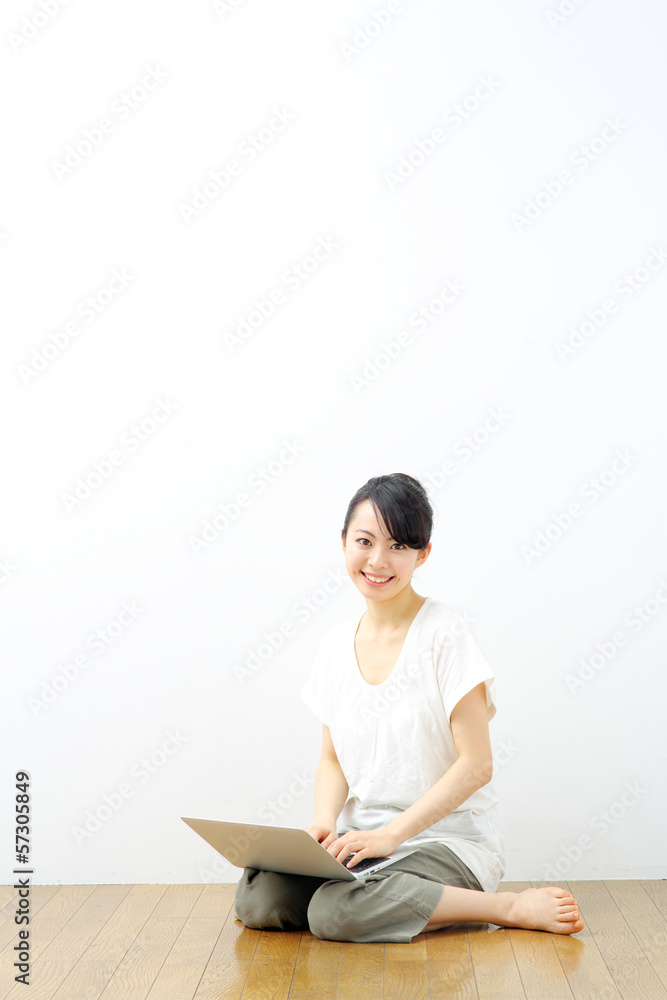 ノートパソコン・若い女性