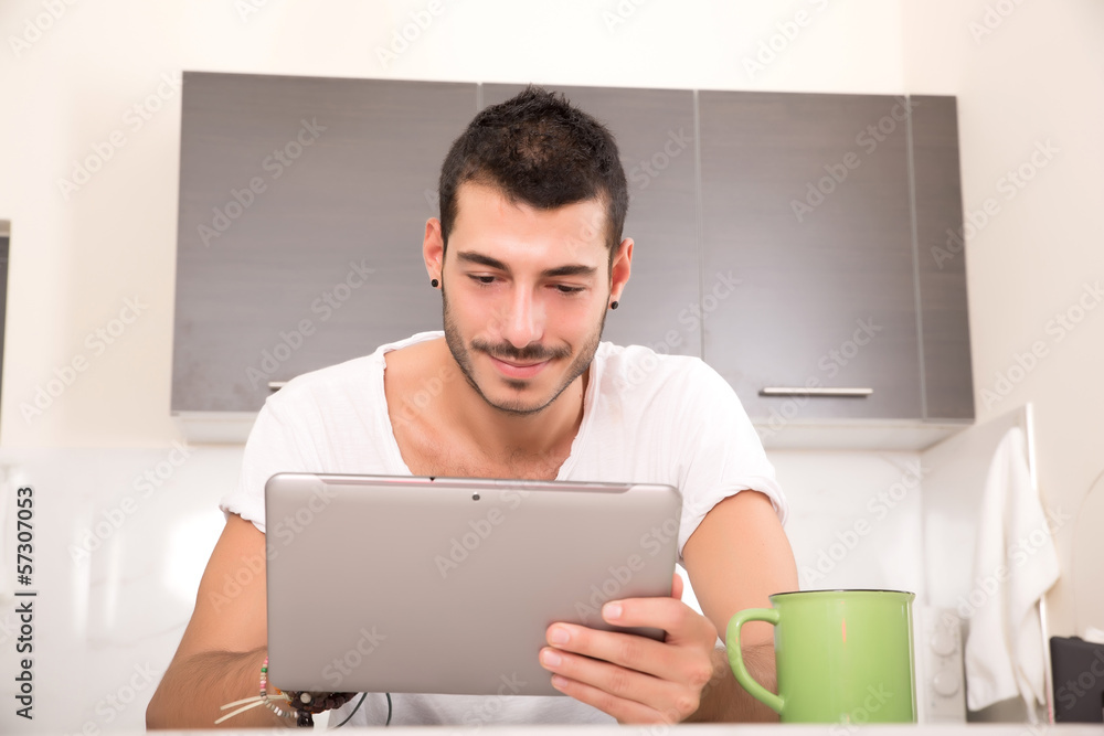 Mit dem Tablet PC in der Küche Mit dem Tablet PC in der Küche