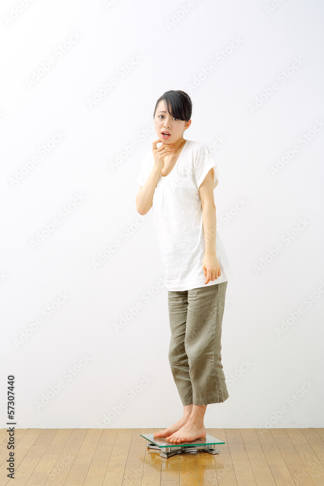 体重計に乗る女性 体重計に乗る女性