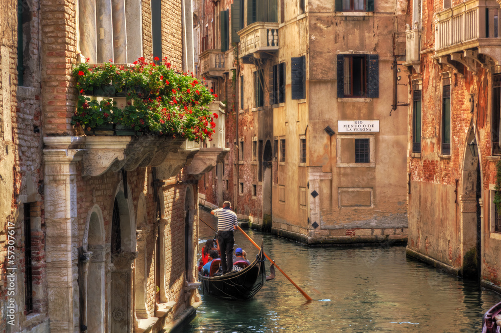 Fototapeta premium Wenecja, Włochy. Gondola na romantycznym kanale.