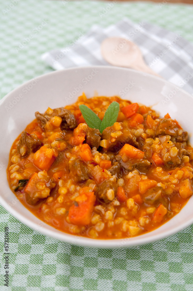 Eintopf mit Kürbis, Rindfleisch und Gerste Eintopf mit Kürbis, Rindfleisch und Gerste