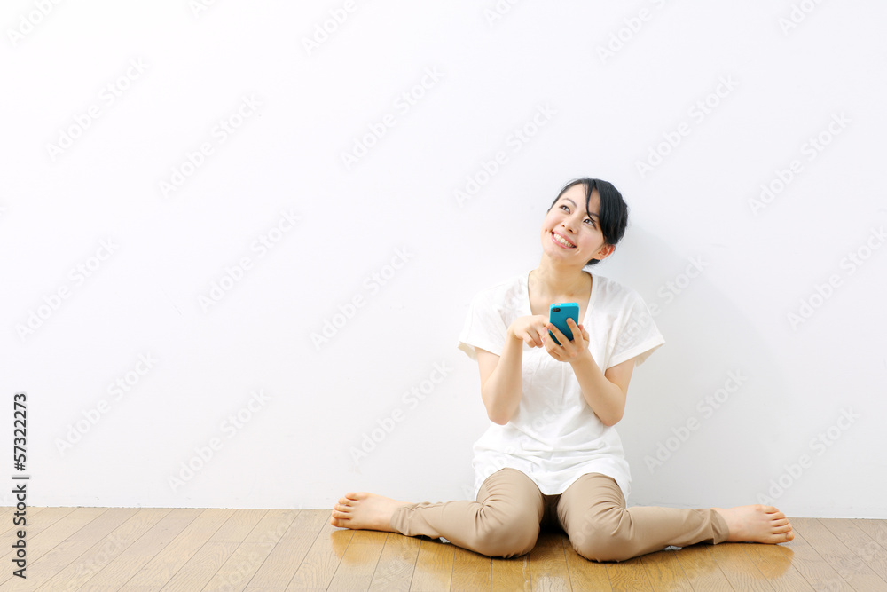スマートフォンを使う女性 スマートフォンを使う女性