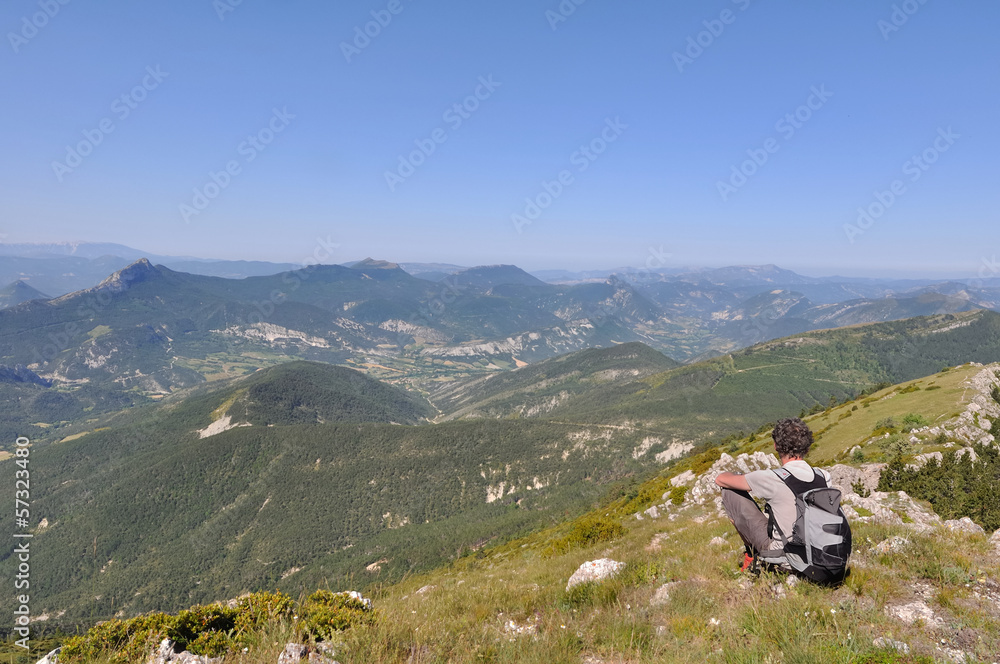 randonneur contemplant un paysage montagneux