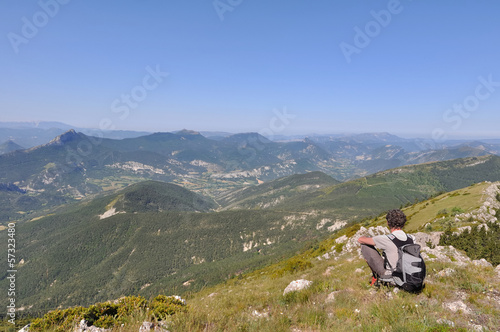randonneur contemplant un paysage montagneux