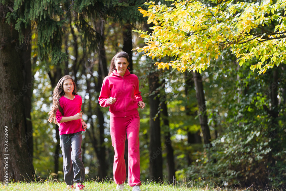 Fototapeta premium Two girls running