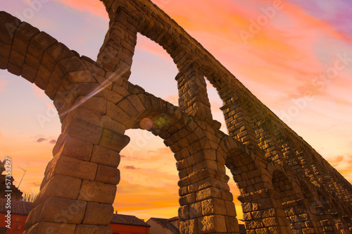 Photo Majestic Sunset Image of the Ancient Aqueduct in Segovia Spain